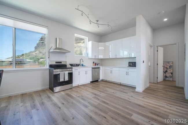 Building Photo - West Side Paradise – Stunning 3-Bed, 2-Bath Upstairs Unit