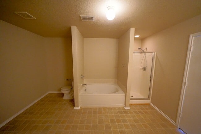 Building Photo - Charming 4-Bedroom, 2.5-Bathroom Home in C...