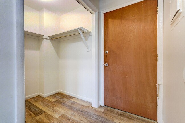 Building Photo - 404 Main St