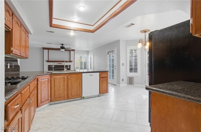 Building Photo - 2001 Madagascar Ln