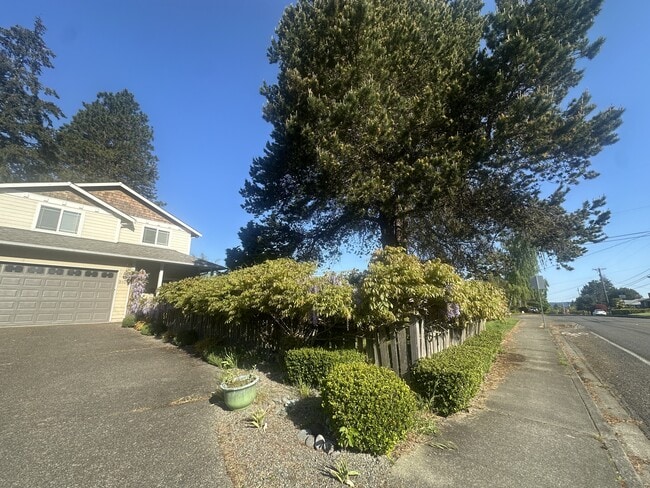 Building Photo - 3104 Sunset Dr W