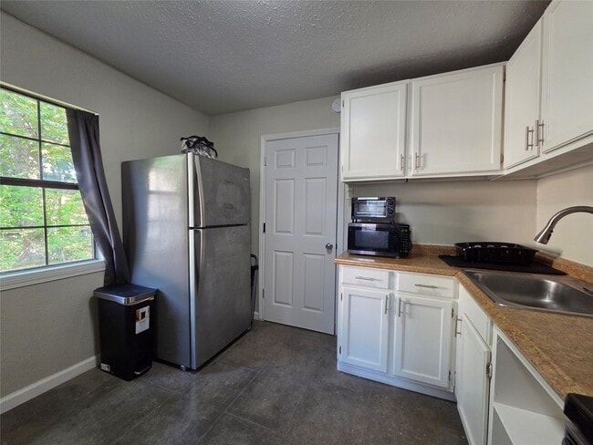 Building Photo - 10209 Palestine St