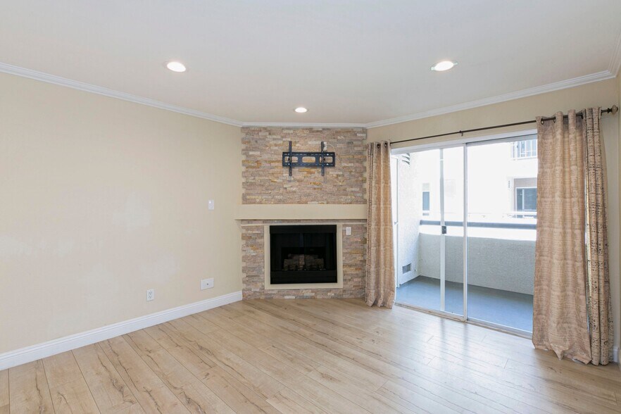 Building Photo - 5525 Canoga Ave