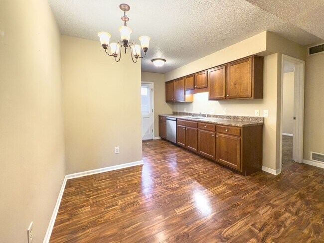 Building Photo - 2503-2503 E Morris Dr