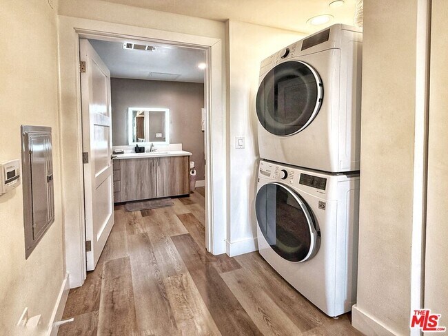 Building Photo - 723 S St Andrews Pl