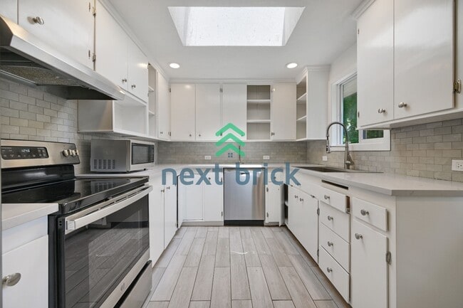Building Photo - 4 Bed and 2 Bath Remodeled Single-family House Available!