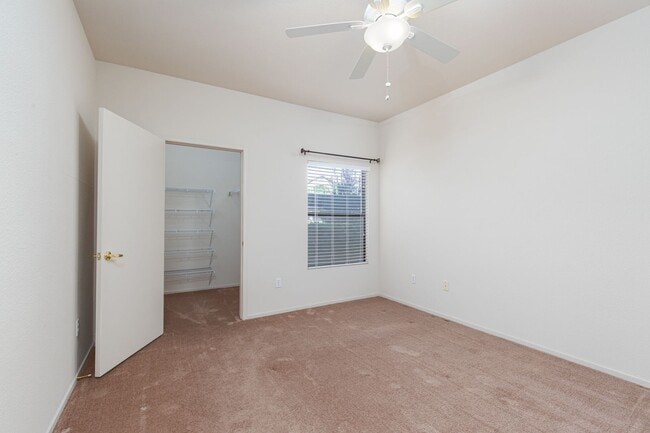 Building Photo - 1st floor unit in well maintained gated NW community with pool and spa