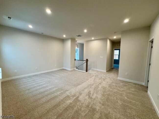 Building Photo - 61 Willow Ln