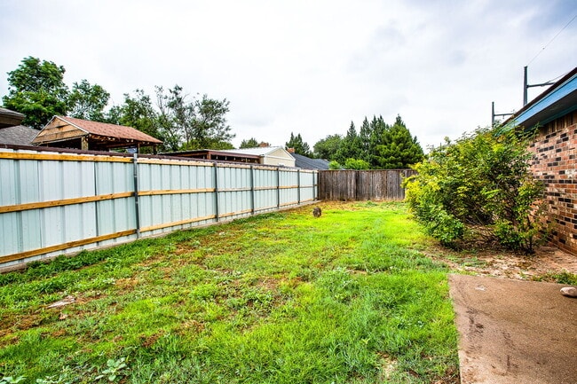 Building Photo - Fully updated 2 bedroom 2 bath 2 car garag...