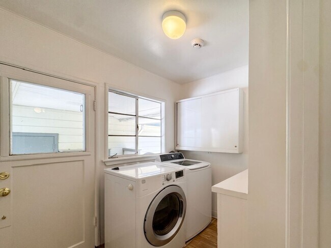 Building Photo - Fabulous single level Lafayette home nestled at the end of a tree-lined drive.