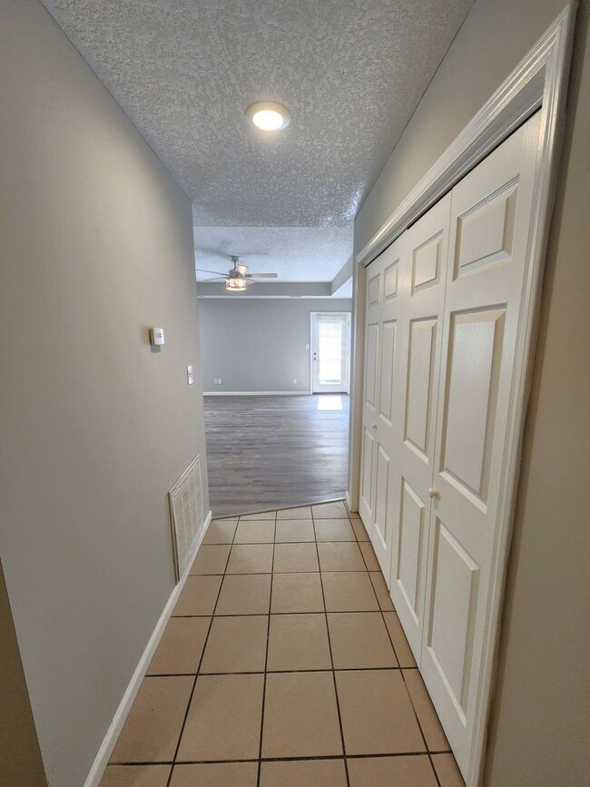 Building Photo - Like new 4BR, 2BTH with att gar and over 1500sq ft!