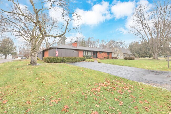 Main driveway and gorgeous property! - 162 Denison Dr