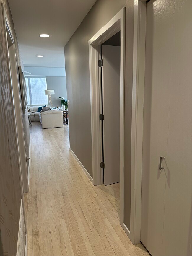 Building Photo - 1422 N La Salle Dr