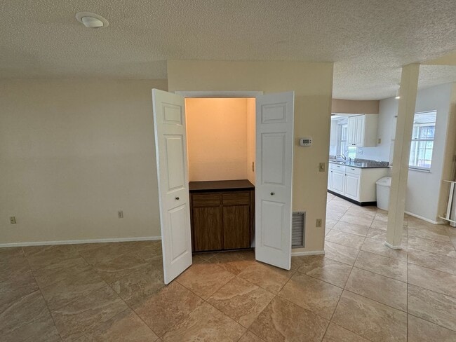 Building Photo - 3966 Oakhurst Blvd