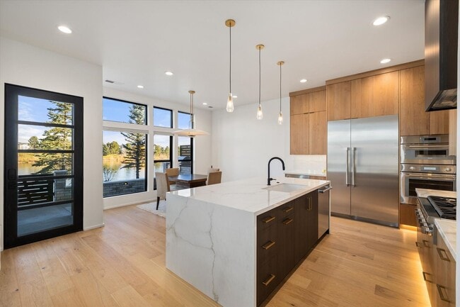 Building Photo - Waterfront End-Unit | 3 Bed | 3 Bath | 2,189 Sq. Ft. | Gated Community | Luxury Lake Living