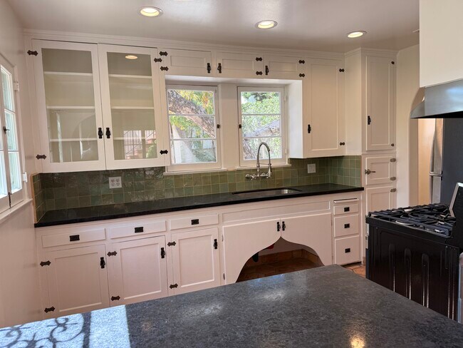 Building Photo - 939 Hammond St