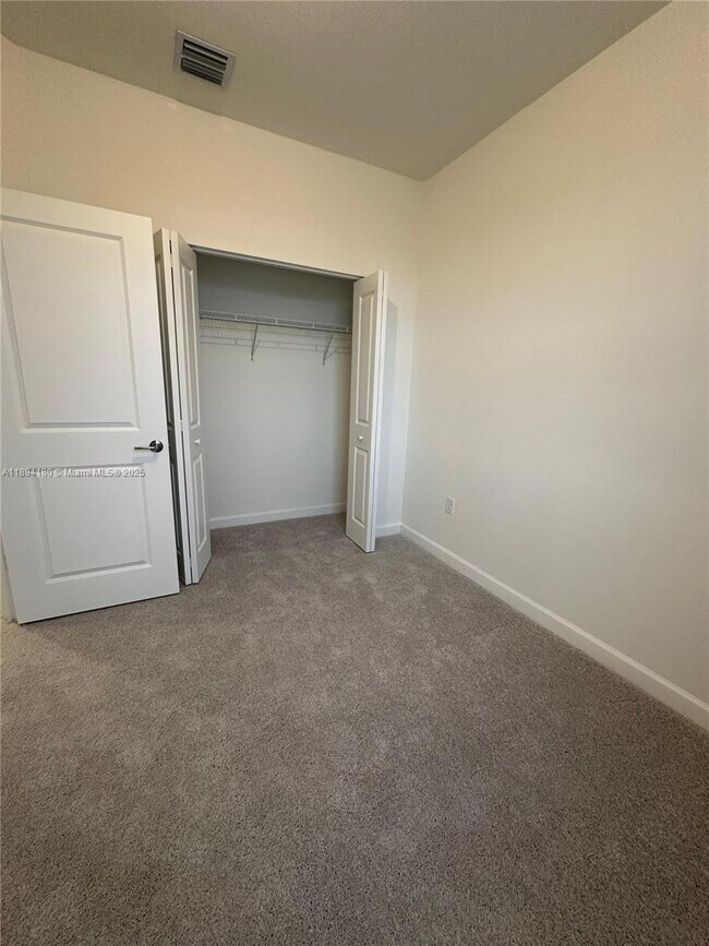 Building Photo - 2546 SE 27th Dr