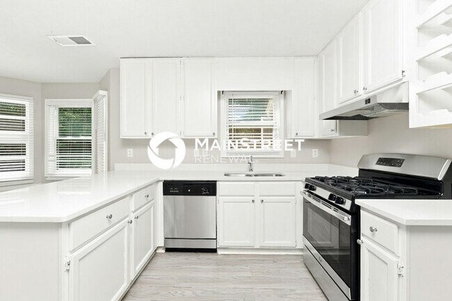 Building Photo - 3 Bedroom Pet-Friendly Home in Stone Mountain, GA with Main Street Renewal