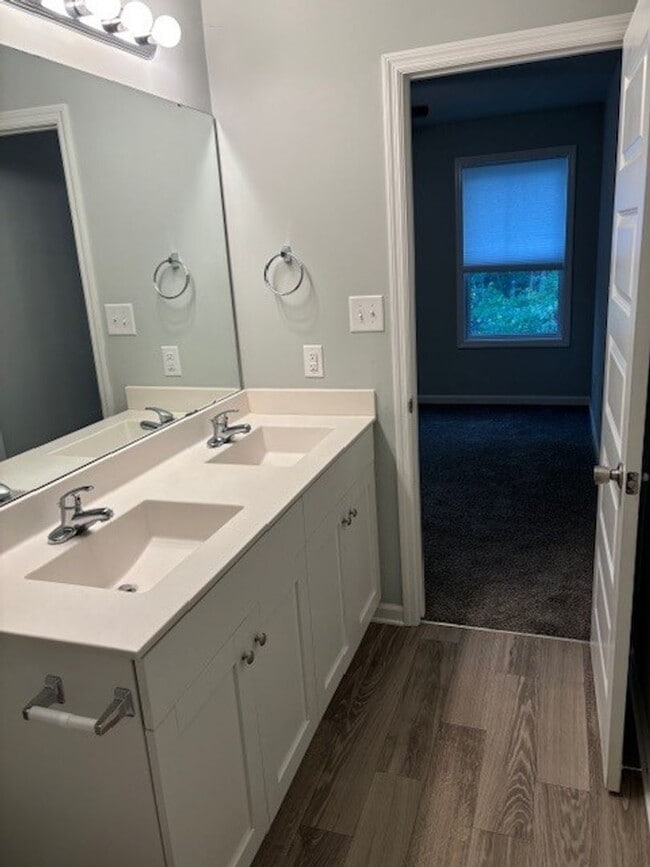 Building Photo - Beautiful 2 bedroom, 2.5 bath townhome Holly Ridge - Buckhorn Community