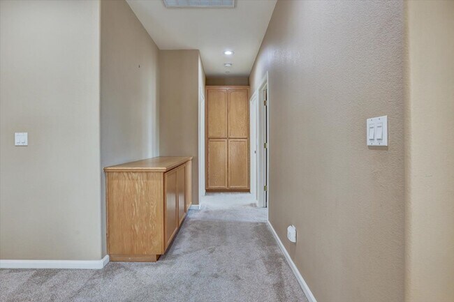 Building Photo - 683 Courtyards Loop