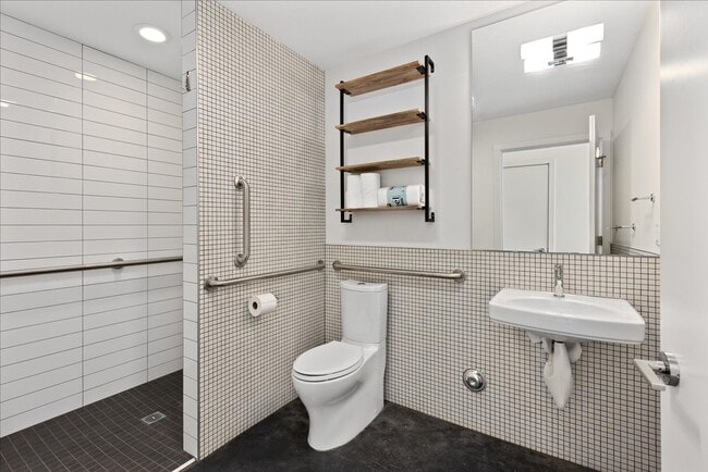 Building Photo - Amazing Live/Work 3bd/3bth w/Separate Comm...