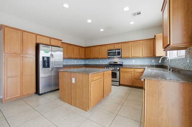 Building Photo - 4 Bedroom House in a Northeast Gated Community