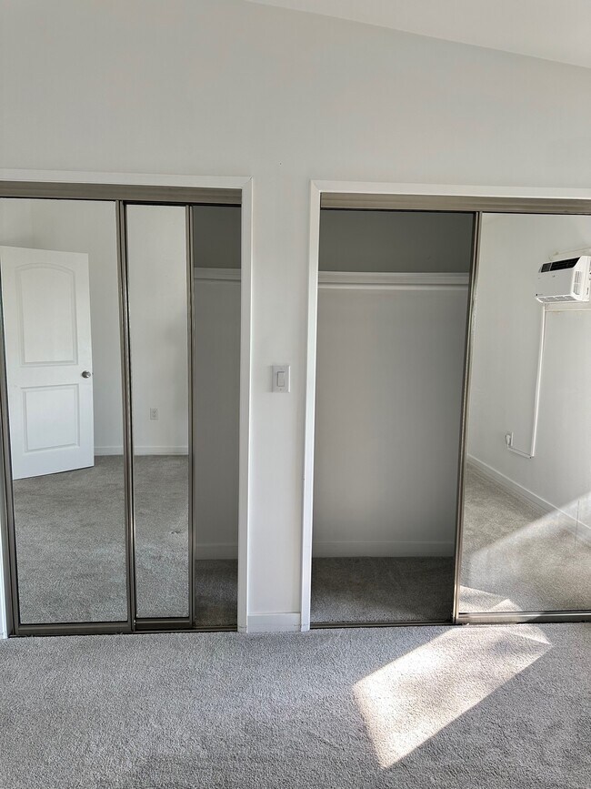 LARGE CLOSETS IN BEDROOM! - 1212 N Clark St