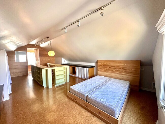 Building Photo - Charming Mid-Tulsa Home