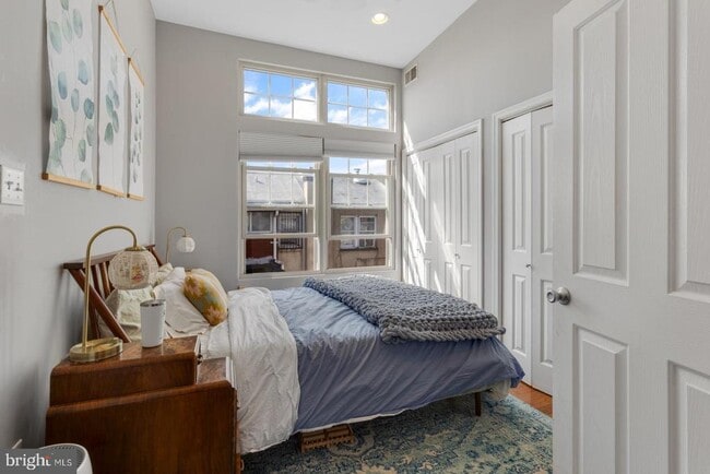 Building Photo - 714 Medina St