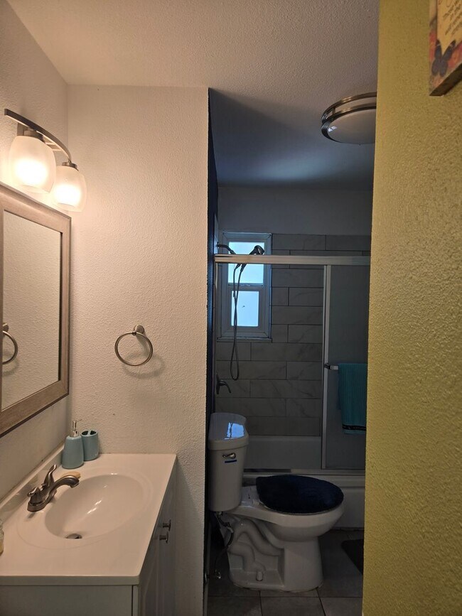 Building Photo - Beautifully Updated 3 Bed, 2 Bath House