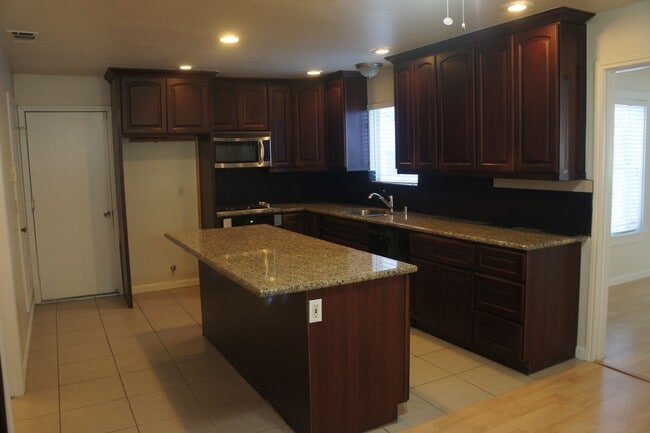 Building Photo - Lots of room