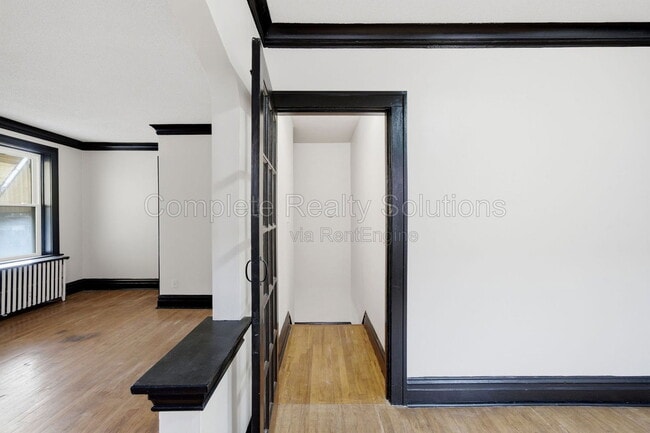 Building Photo - 5055 Lindenwood Ave