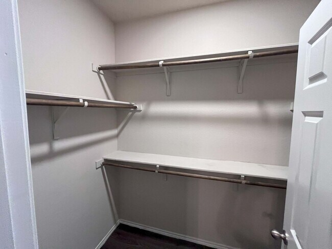 Building Photo - Available NOW, No Carpet, Ceiling Fans, La...
