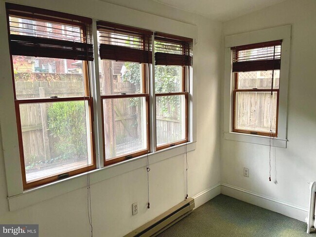 Building Photo - 826 N Woodstock St