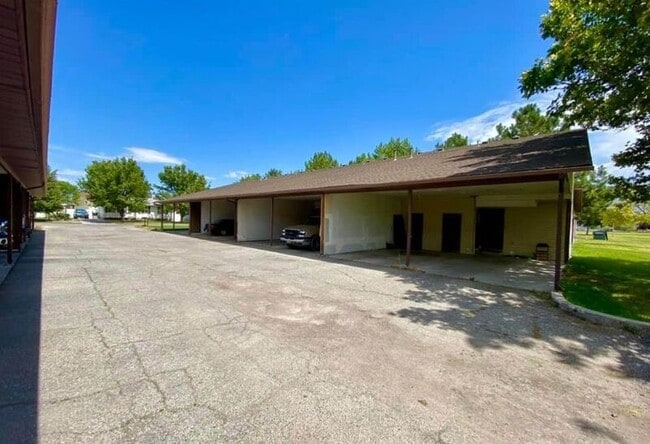 Building Photo - 656 W 700 S
