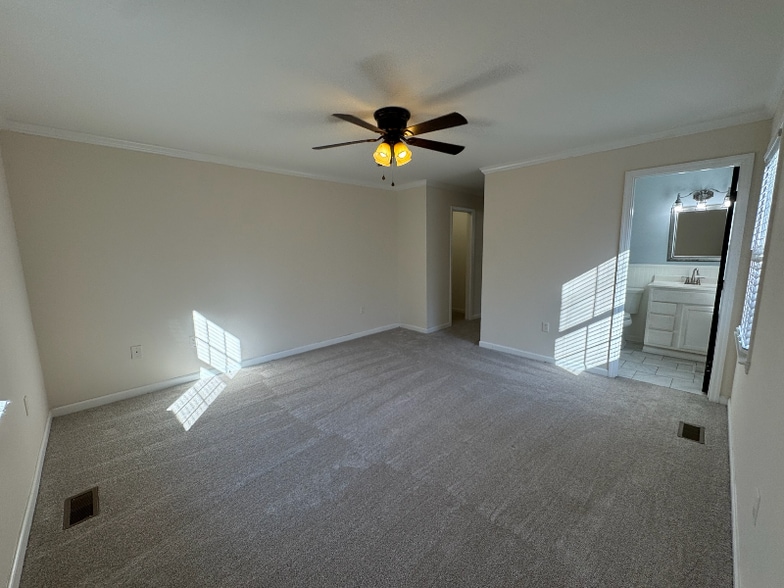 Building Photo - 135 Suffolk Dr