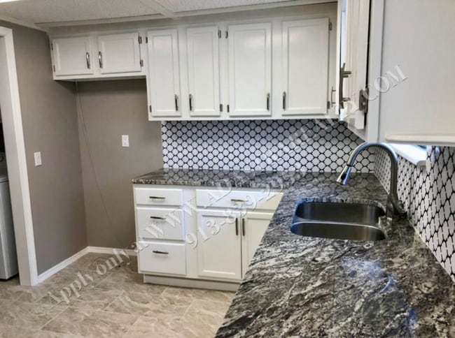 Building Photo - Beautiful 3 Bedroom Duplex in Olathe-Available NOW!!