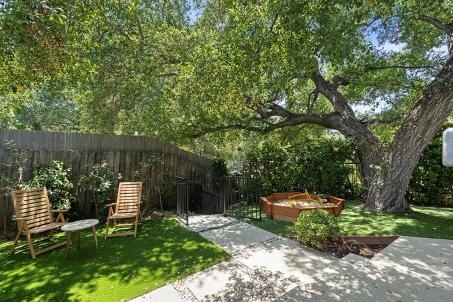 Building Photo - This beautifully updated 4-Bed, 2-Bath Home in Glenoaks Canyon is now available!