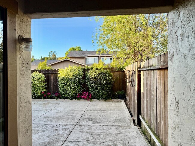 Building Photo - 1121 Grove Cir