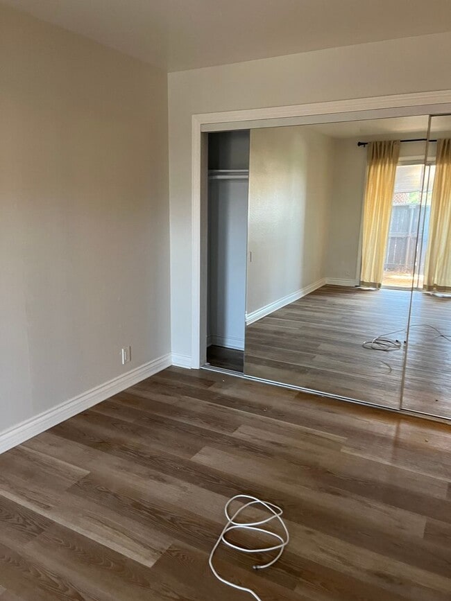 Building Photo - Beautiful 2 Bedroom/1 Bath Floor Level Rem...