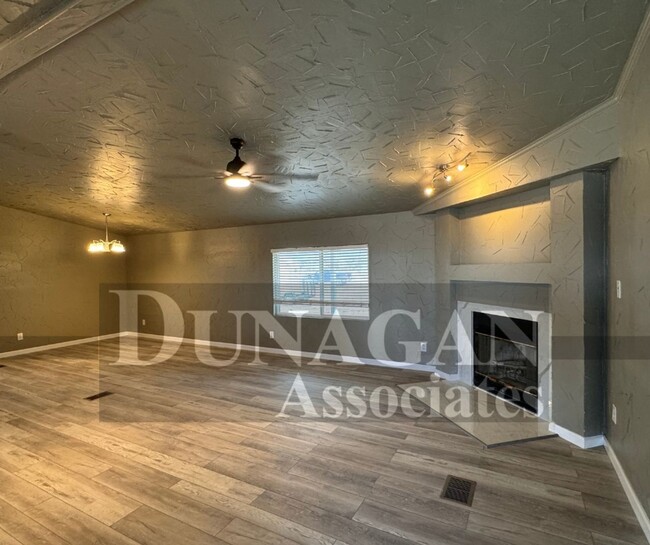 Building Photo - Newly Remodeled!! 3 Bedroom 2 Bath with la...