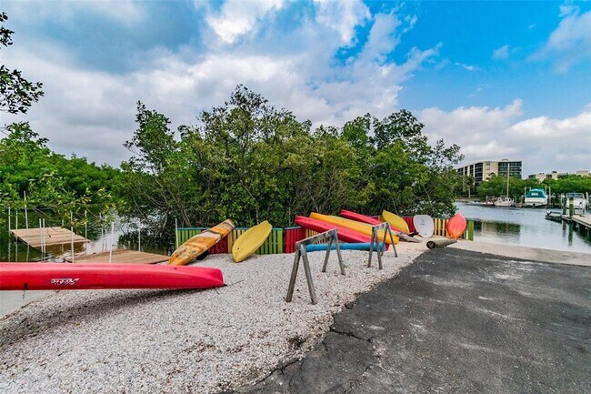 Building Photo - 2700 Cove Cay Dr