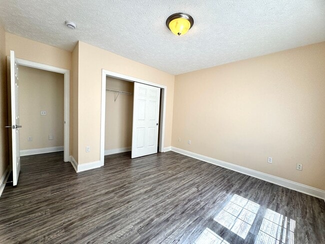 Building Photo - Oak Tree Townhome