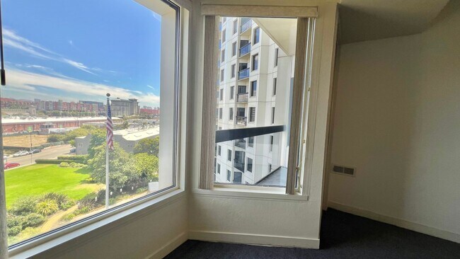 Building Photo - Spacious and convenient  east-facing 1Bd 1...