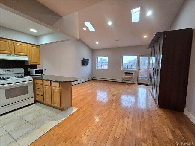 Building Photo - 83-71 116th St