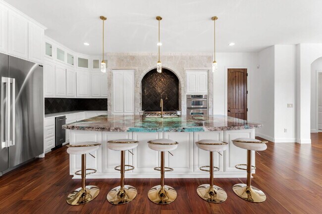 Building Photo - Elevated Executive Living in Lake Forest