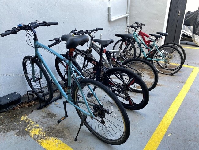 Building Photo - 9025 Harding Ave