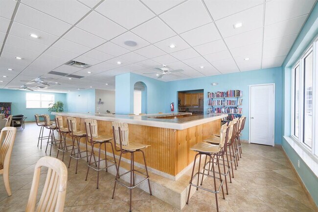 Building Photo - 1051 Hillsboro Mile