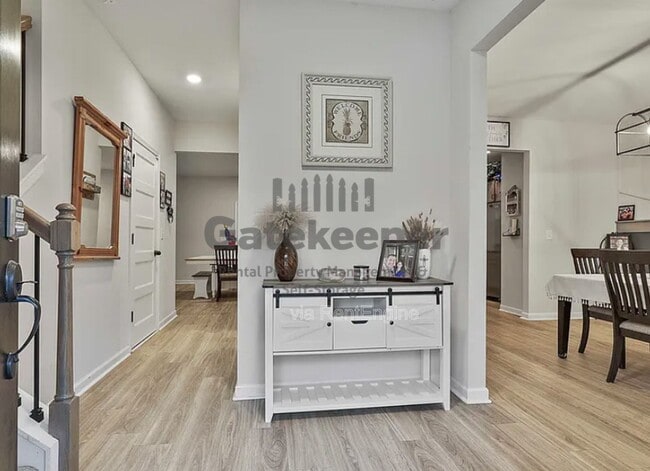 Building Photo - 205 Valley View Dr