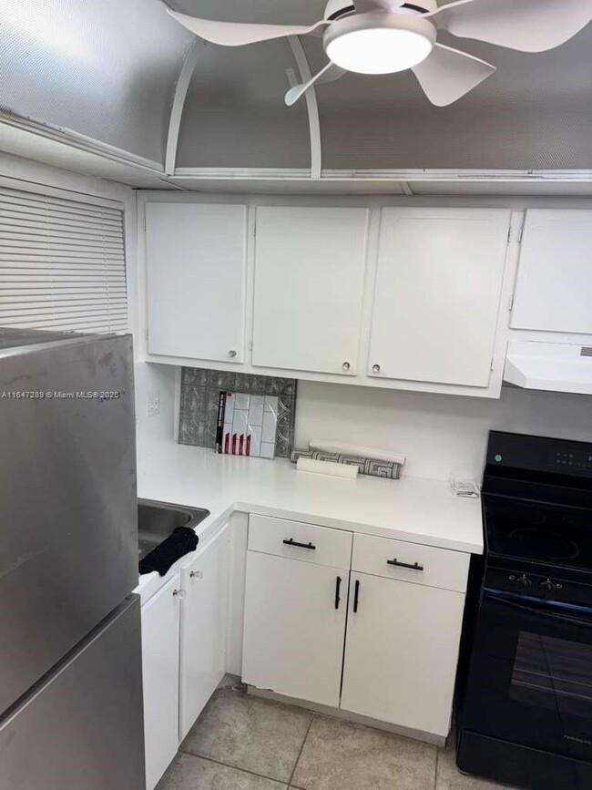 Building Photo - 8450 Sunrise Lakes Blvd